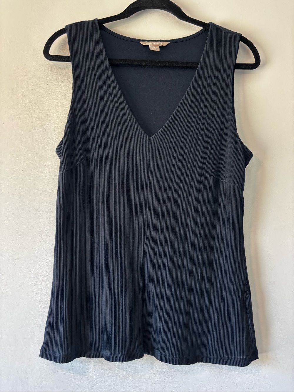 Banana Republic Black Ribbed V-Neck Sleeveless Tank - Medium